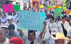 Trabajadores marchan en Cuernavaca contra propuesta de reforma al artículo 131