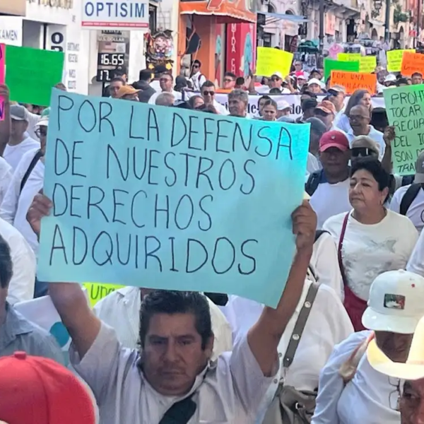 Trabajadores marchan en Cuernavaca contra propuesta de reforma al artículo 131