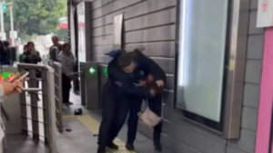 Investigan a dos policías por pelear en estación del Metrobús