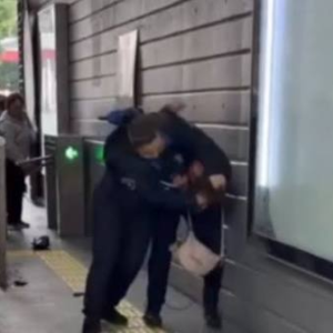 Investigan a dos policías por pelear en estación del Metrobús