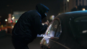 Video capta violento robo de auto a adulto mayor