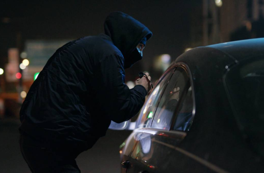 Video capta violento robo de auto a adulto mayor