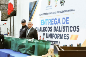 Ayuntamiento de Cuernavaca entrega uniformes y chalecos balísticos a personal de SEPRAC