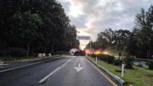 Vuelca tráiler con ácido muriático en la México-Cuernavaca; cierran la autopista