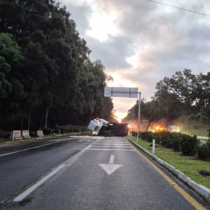 Vuelca tráiler con ácido muriático en la México-Cuernavaca; cierran la autopista