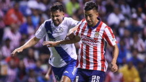 Puebla y Chivas empatan 1-1 bajo la lluvia