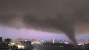 VIDEO Tornado y tormentas dejan al menos 10 muertos en China