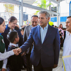 Urióstegui participa en ceremonia cívica en Santa María Ahuacatitlán