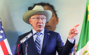 Ken Salazar rechaza acusaciones de Sheinbaum