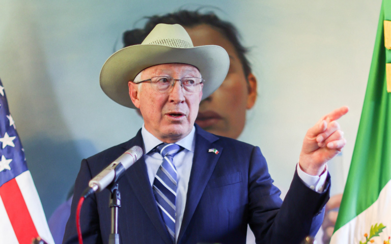 Ken Salazar rechaza acusaciones de Sheinbaum