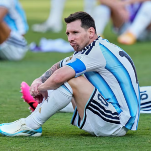 Lionel Messi pone en duda su futuro en el futbol tras la muerte de su padre
