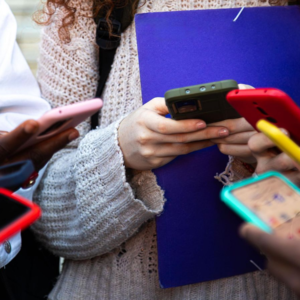 Francia frena prohibición de redes sociales para menores de 15 años