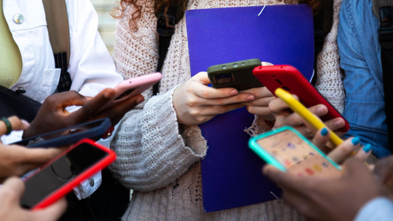 Francia frena prohibición de redes sociales para menores de 15 años