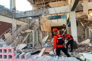 Terremoto de magnitud 7.7 deja al menos 47 muertos en Indonesia