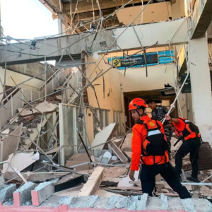 Terremoto de magnitud 7.7 deja al menos 47 muertos en Indonesia