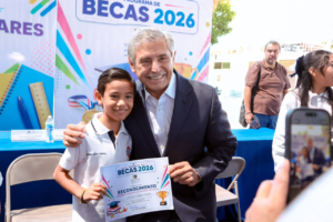 Entrega Ayuntamiento de Cuernavaca útiles escolares y becas a hijos de trabajadores sindicalizados