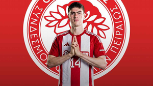 Armando “La Hormiga” González es presentado como nuevo jugador del Olympiacos