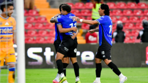 Querétaro vence 3-2 a Tigres con gol de penal en tiempo agregado