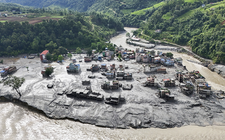 Inundaciones en Nepal suman cerca de 360 muertos