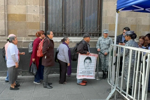 Familias de Ayotzinapa se reúnen con Sheinbaum