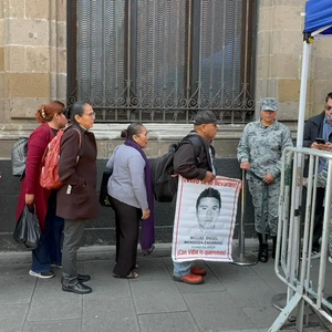 Familias de Ayotzinapa se reúnen con Sheinbaum