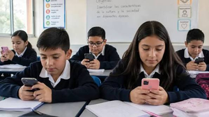México analiza límites a redes sociales para menores