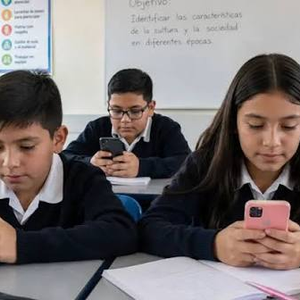 México analiza límites a redes sociales para menores