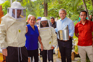 Cuernavaca entrega apoyos a productores apícolas y fúngicos
