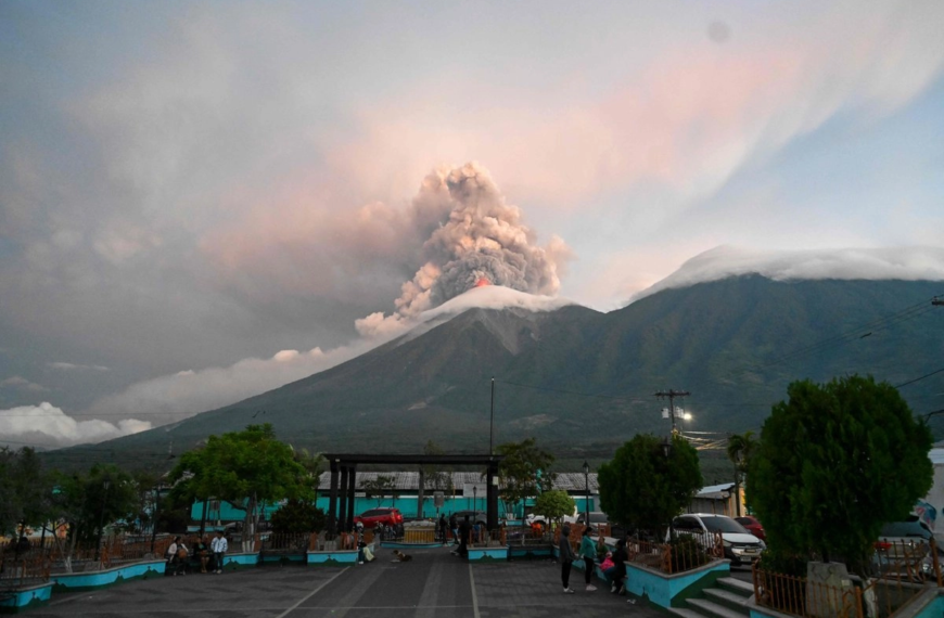 Guatemala evacúa comunidades por intensa actividad del volcán de Fuego