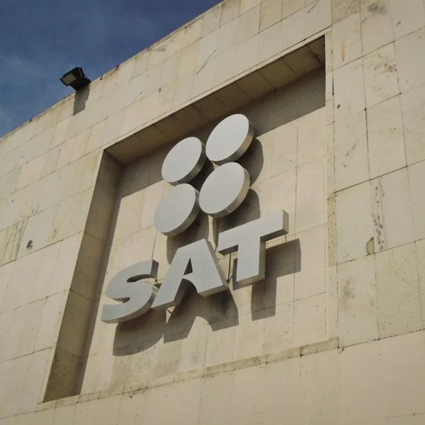 SAT denuncia ante la FGR a 74 funcionarios durante 2026