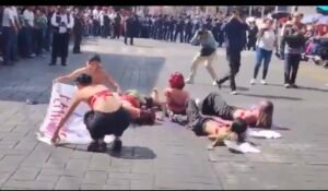 Protesta estudiantil marca desfile cívico-militar en Morelos