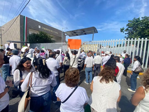 Trabajadores protestan en Congreso de Morelos