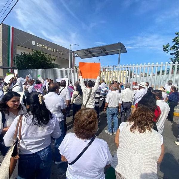 Trabajadores protestan en Congreso de Morelos