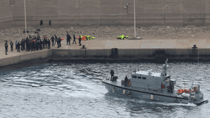 Naufragio en Grecia deja un muerto y 25 desaparecidos