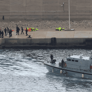Naufragio en Grecia deja un muerto y 25 desaparecidos