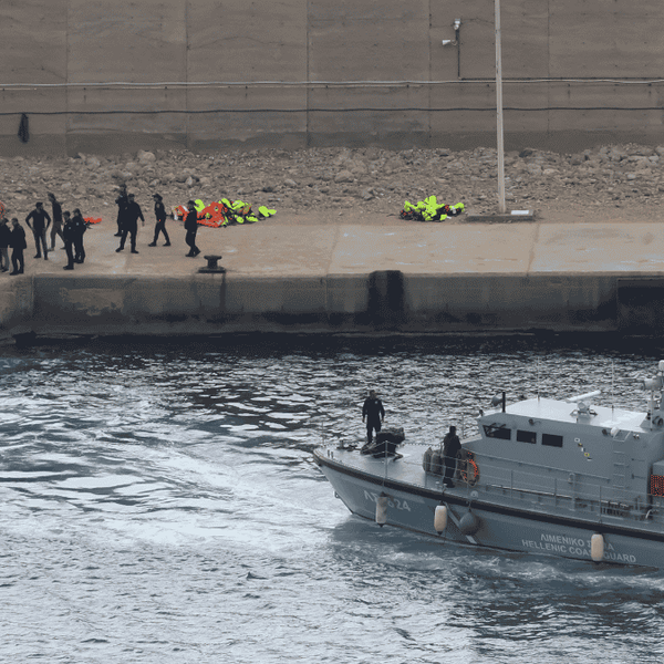 Naufragio en Grecia deja un muerto y 25 desaparecidos