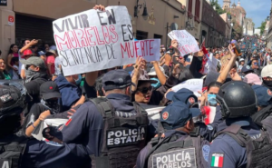 Protestan en desfile de Morelos por caso Claudia Tacoronte