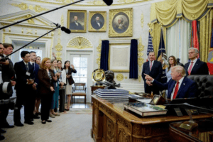 CNN, MS NOW y Politico demandarán a Trump por veto de acceso a la Casa Blanca