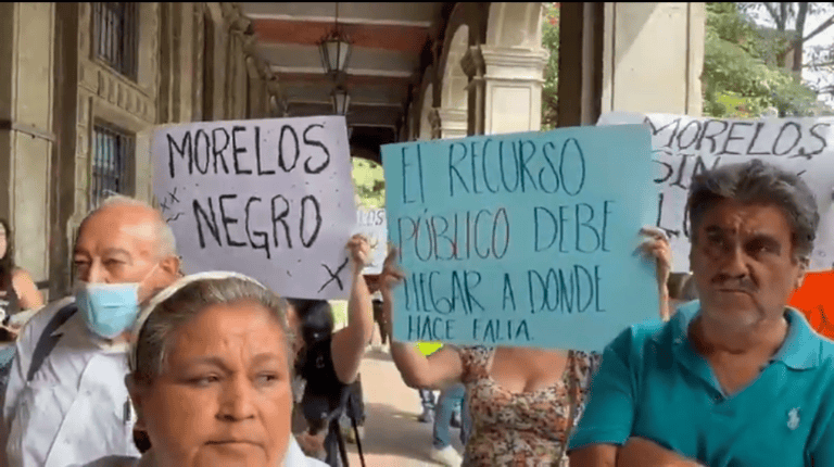Bloquean accesos a Cuernavaca y toman Palacio de Gobierno