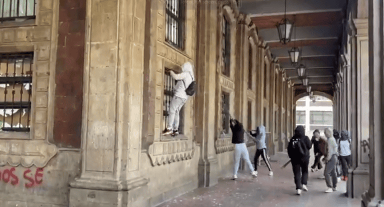 Normalistas irrumpen y causan daños en Palacio de Gobierno de Morelos