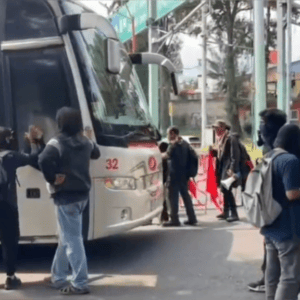 Estudiantes marchan en Cuernavaca por los 43 de Ayotzinapa