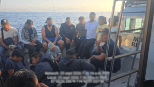 Semar rescata a 45 personas frente a Ensenada