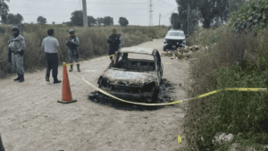 Hallan dos cuerpos en auto calcinado en Texcoco