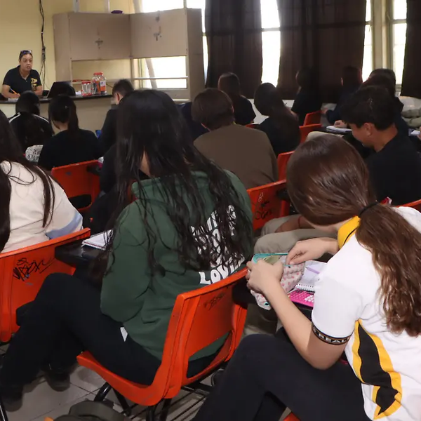 OCDE advierte sobre impacto del uso dispositivos digitales en resultados de PISA