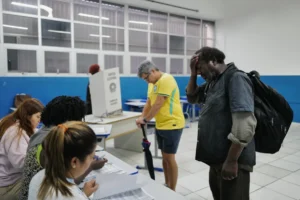 Brasil vive jornada electoral bajo tensión y denuncias de irregularidades