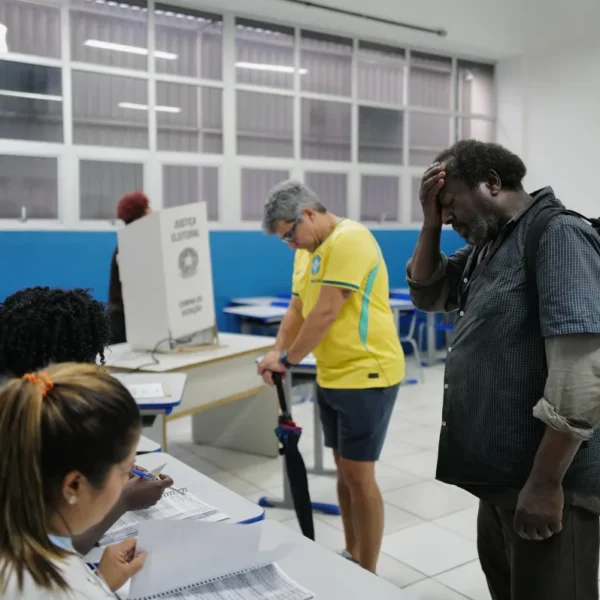 Brasil vive jornada electoral bajo tensión y denuncias de irregularidades