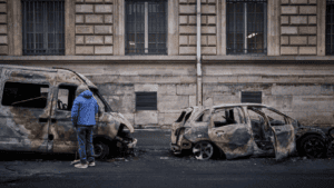 Francia anuncia toques de queda por disturbios