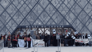 Louvre cierra sus puertas en París por protesta de estudiantes
