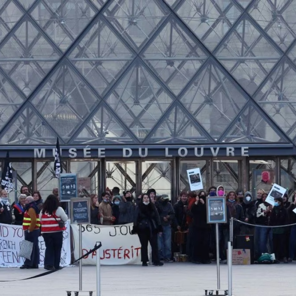 Louvre cierra sus puertas en París por protesta de estudiantes