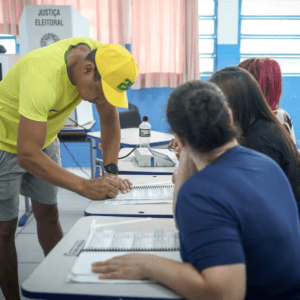 Brasil amplía dos horas la votación en segunda vuelta electoral